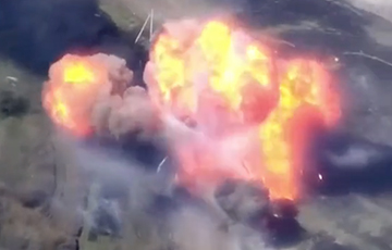 Видеофакт: HIMARS уничтожает два московитских танка Т-80БВ