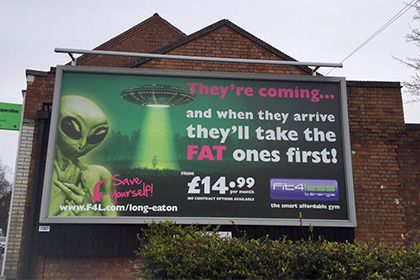 Англичан оскорбила реклама спортзала о похищающих самых толстых людей пришельцах
