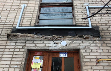 В Молодечно за день рухнули бетонные козырьки двух подъездов