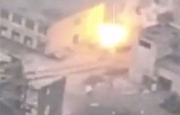 Танк ВСУ уничтожил московитскую БМП прямо сквозь здание