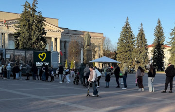 Беларусы выстроились в огромную очередь и стояли в ней около часа