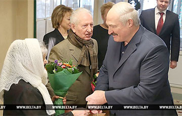 Лукашенко раздавал платки и пел песни