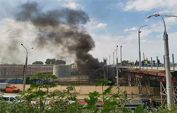В Минске во время ремонта моста загорелся строительный кран