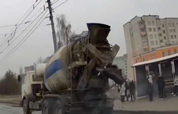 В Могилеве водитель записал на видео, как из грузовика высыпается на дорогу цемент