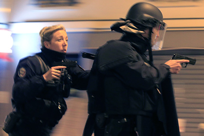 Полиция объяснила панику в центре Парижа взрывом петарды