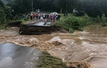 Под Минском из-за большого потока воды обрушился мост через реку Менка