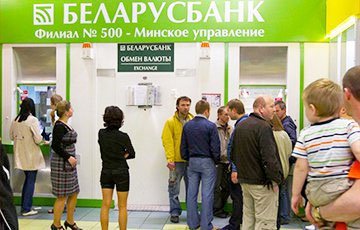 Из-за деноминации белорусы бросились скупать валюту