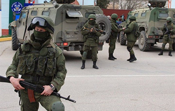 В оккупированном Крыму московитским военным порезали колеса
