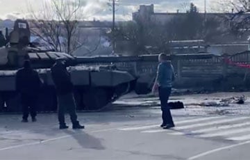 Жители Бахмача голыми руками останавливают российские танки: видеофакт