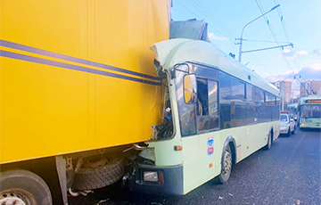 В Минске произошла серьезная авария: троллейбус врезался в фуру