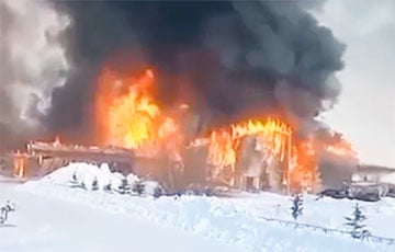Под Красноярском вспыхнул мощный пожар на производстве аэролодок