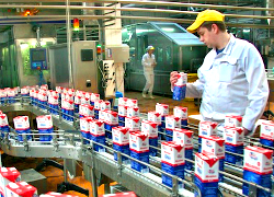Фирма лукашенковского олигарха увеличила поставки молока в РФ на 25%