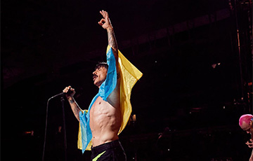 Фронтмен Red Hot Chili Peppers в Майами вышел на сцену с украинским флагом