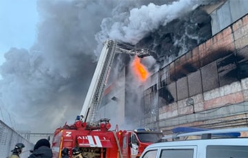 Еще один масштабный пожар в Московии: горит крупный завод в Барнауле