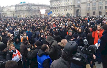 Организаторы акции за независмость призывают минчан приезжать на Октябрьскую площадь в Минске