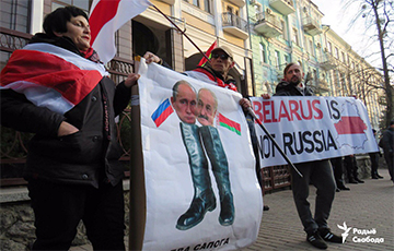 Протестующие в Киеве сожгли портреты Путина и Лукашенко