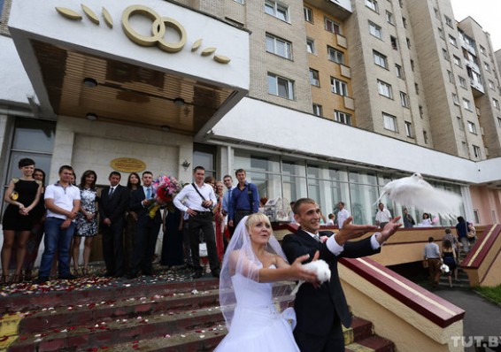 Приметы кризиса: белорусы стали реже жениться и разводиться