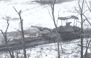 Экипаж московитского танка Т-90М «Прорыв» сломя голову убегает лесополосой после прилета украинского дрона