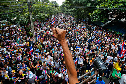 Демонстранты прогнали с работы сотрудников таиландской спецслужбы