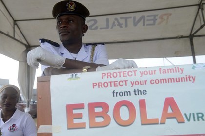 В Швейцарию доставили укушенного ребенком с вирусом Эбола медика