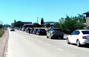 В аннексированном Крыму очереди за бензином достигают трех километров