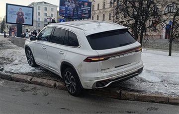 В Минске водитель Geely вылетел с дороги на перекрестке