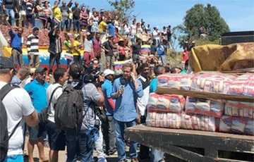 «Живая цепь» доставит гумпомощь в Венесуэлу из Колумбии