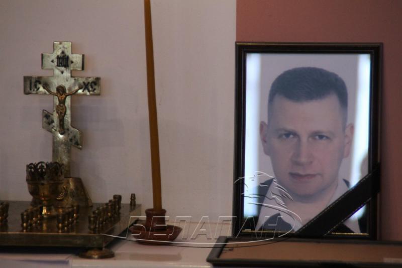 Юрия Бушлякова похоронили под бело-красно-белым флагом