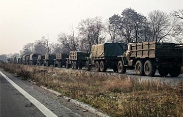 Огромная колонна военной техники с клеймом «V» движется через Гомель к границе РФ