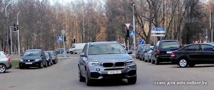 В Минске блондинка на BMW X5 припарковалась посреди дороги (Фото)