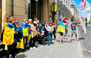 У офиса Еврокомиссии в Вильнюсе прошла акция в поддержку Украины и Беларуси