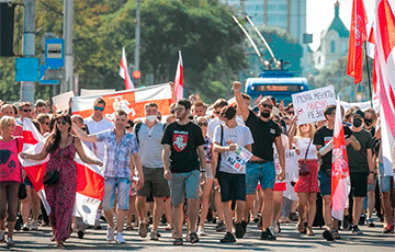 Марш мира и независимости в Бресте: яркий фоторепортаж