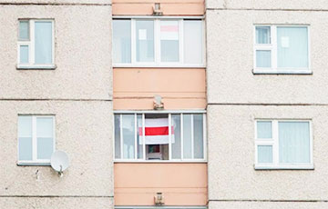 Житель Кобрина поругался с женой и вывесил БЧБ-флаг на окно, чтобы ее оштрафовали
