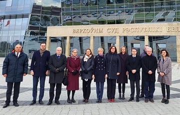 Европейские дипломаты пришли к зданию Верховного суда в Минске в знак солидарности с Виктором Бабарико