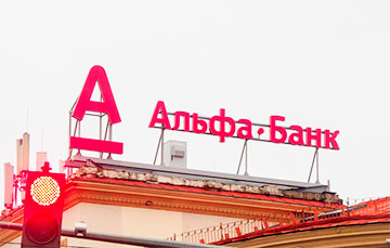 «Альфа-Банк» объяснил, почему ввел для беларусов комиссию за зачисление на счет долларов и евро
