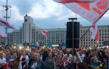 На площади Независимости люди поют «Стены рухнут!»