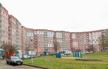 В Минске после капитального ремонта у дома отвалился бетонный козырек
