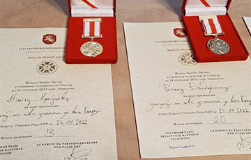 Родным политзаключенных и героически погибших беларусов вручили медали Рады БНР