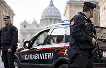 В Италии силовики прибыли домой к белорусу из-за драки и нашли у него автомат Калашникова