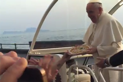 В Неаполе к папамобилю понтифика доставили пиццу