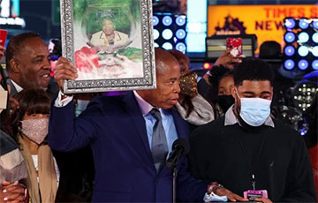 На семейной Библии и с фото мамы в руке: новый мэр Нью-Йорка принял присягу
