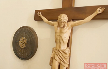 Дожили: из гомельского костела украли крест