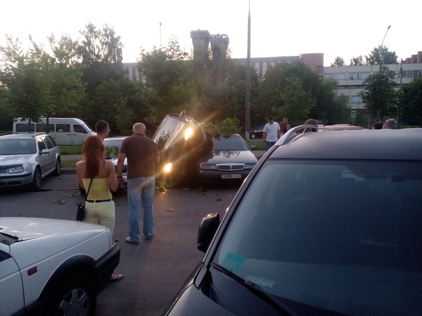 Минчанин «припарковался» на крыше другого автомобиля