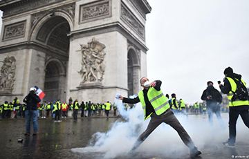 «Желтые жилеты» повредили Триумфальную арку в Париже на миллион евро