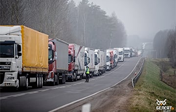 На границе Беларуси с ЕС сохраняются длинные очереди из автомобилей и фур