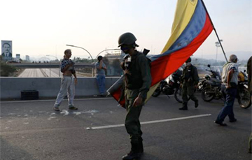 Видеофакт: Поддерживающие Гуаидо военные разоружают сторонников Мадуро