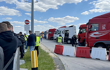 Польские перевозчики заблокировали подъезд к единственному грузовому пункту пропуска на границе с Беларусью