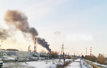 Момент удара дронов по нефтезаводу в Рязани показали на видео