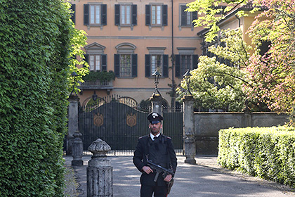 Итальянец поджег себя перед воротами виллы Берлускони