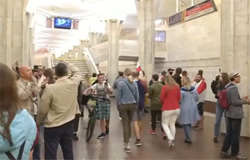 На станции метро «Октябрьская» люди скандируют «Жыве Беларусь!»